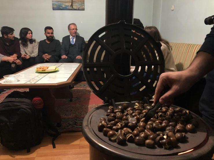Öğrenciler davet etti, rektör kestane yemeye gitti