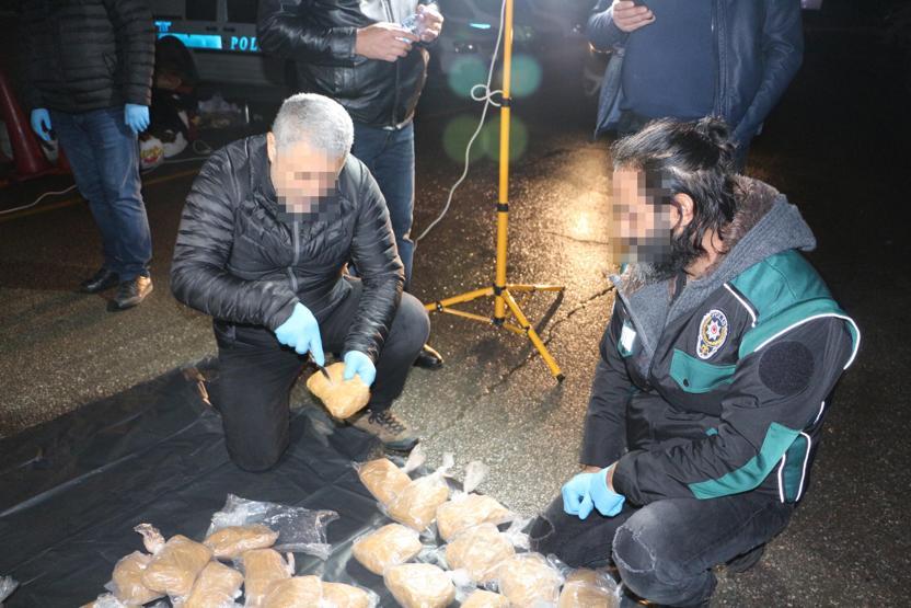 Minibüsün her köşesine uyuşturucu zulalamışlar