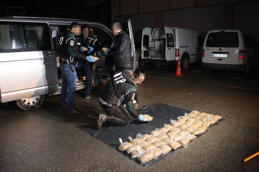 Minibüsün her köşesine uyuşturucu zulalamışlar