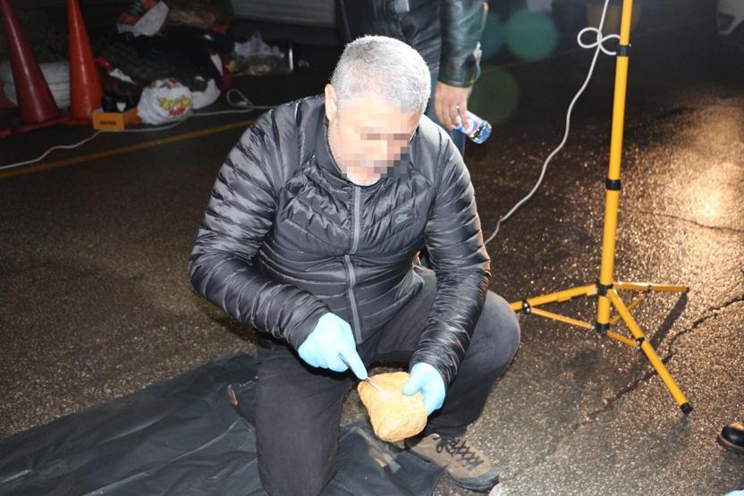 Minibüsün her köşesine uyuşturucu zulalamışlar