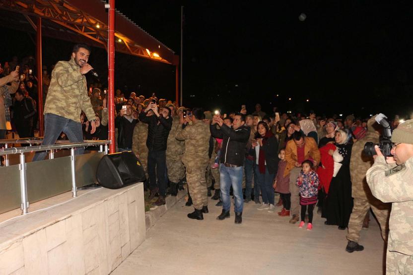 Şırnaktaki Mehmetçikler Yusuf Güney konseriyle eğlendi
