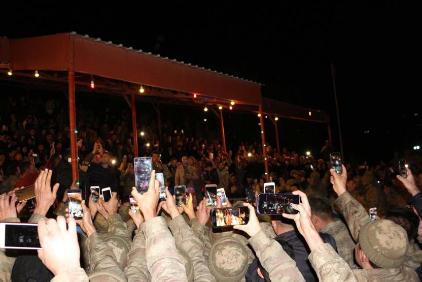 Şırnaktaki Mehmetçikler Yusuf Güney konseriyle eğlendi