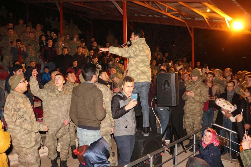 Şırnaktaki Mehmetçikler Yusuf Güney konseriyle eğlendi
