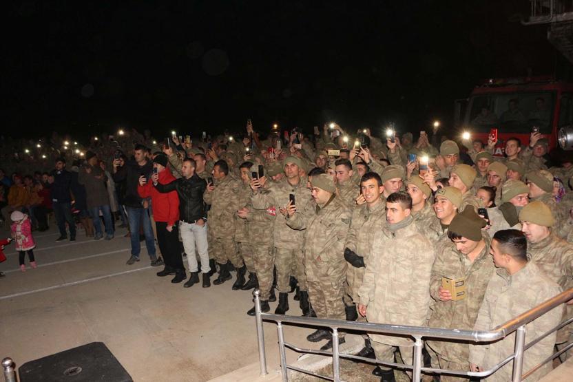 Şırnaktaki Mehmetçikler Yusuf Güney konseriyle eğlendi