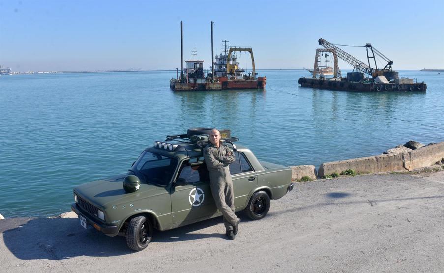 Otomobilini, hayalindeki askeri araca çevirdi