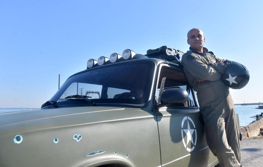 Otomobilini, hayalindeki askeri araca çevirdi