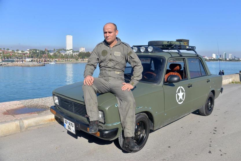 Otomobilini, hayalindeki askeri araca çevirdi