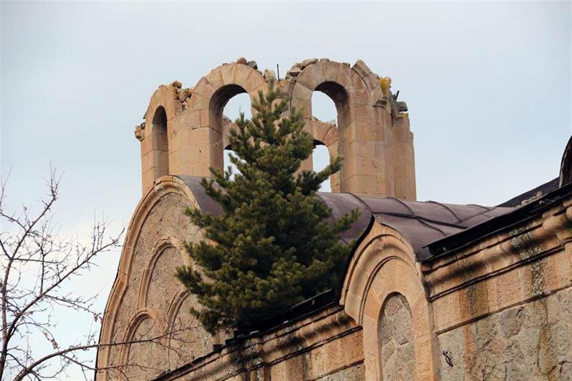 Çatısında ağaçlar büyüyen kilisenin restorasyonuna bakanlık onay vermedi