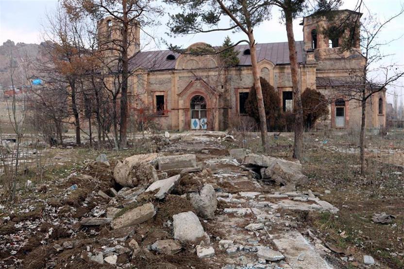 Çatısında ağaçlar büyüyen kilisenin restorasyonuna bakanlık onay vermedi