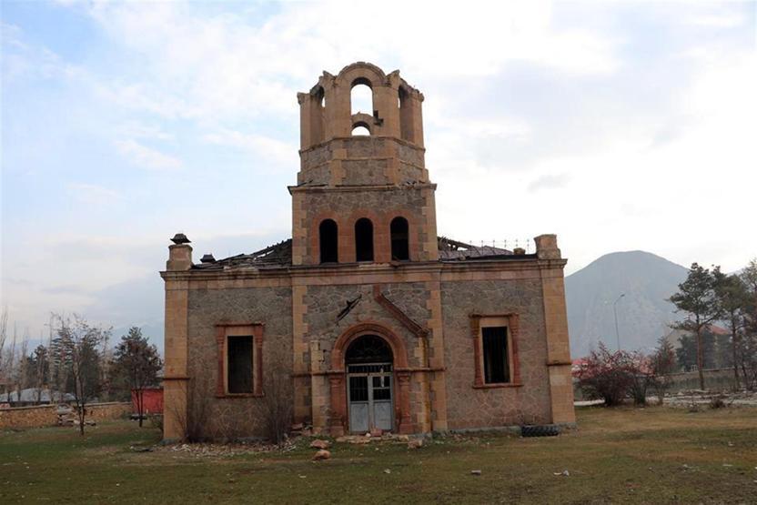Çatısında ağaçlar büyüyen kilisenin restorasyonuna bakanlık onay vermedi
