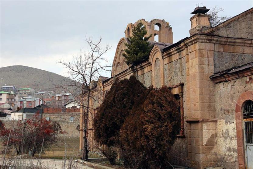 Çatısında ağaçlar büyüyen kilisenin restorasyonuna bakanlık onay vermedi