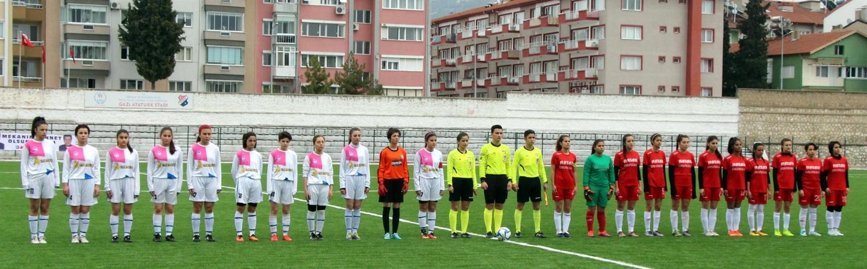 Kadın futbolcular kavga etti, maç tatil edildi