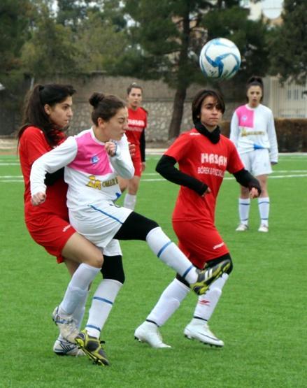 Kadın futbolcular kavga etti, maç tatil edildi