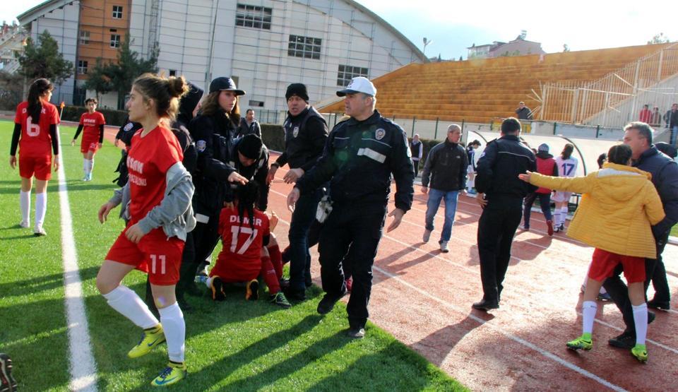 Kadın futbolcular kavga etti, maç tatil edildi
