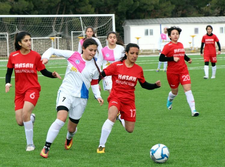 Kadın futbolcular kavga etti, maç tatil edildi
