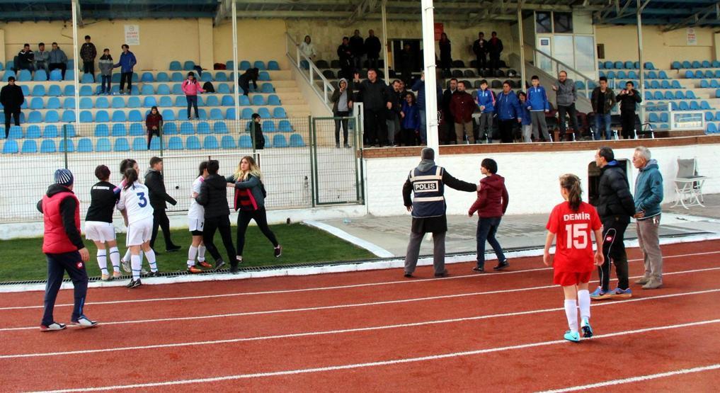 Kadın futbolcular kavga etti, maç tatil edildi