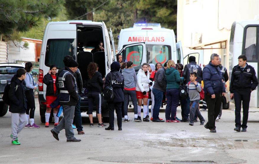Kadın futbolcular kavga etti, maç tatil edildi