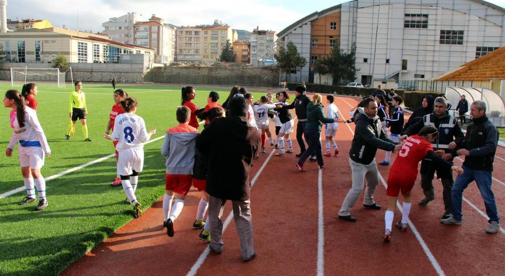 Kadın futbolcular kavga etti, maç tatil edildi