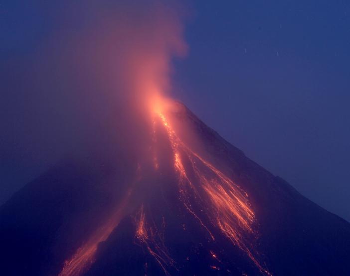 Mayon lav püskürtmeye başladı