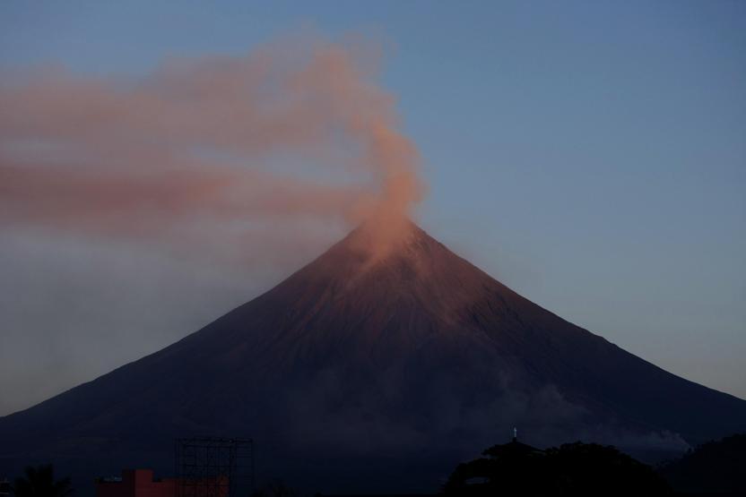 Mayon lav püskürtmeye başladı