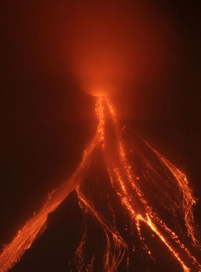 Mayon lav püskürtmeye başladı