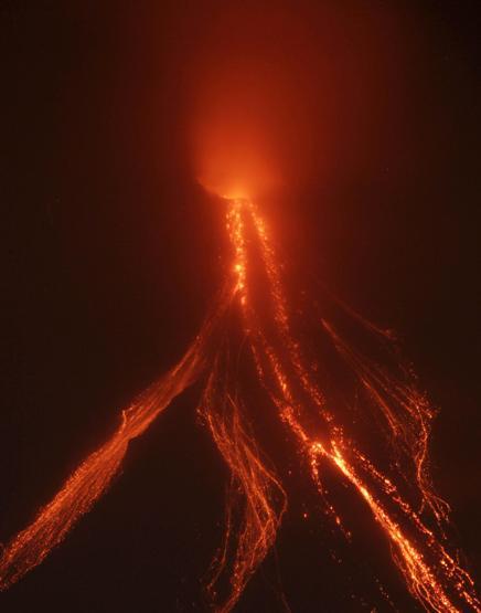Mayon lav püskürtmeye başladı