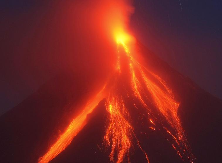Mayon lav püskürtmeye başladı