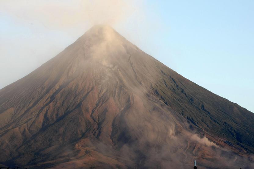 Mayon lav püskürtmeye başladı