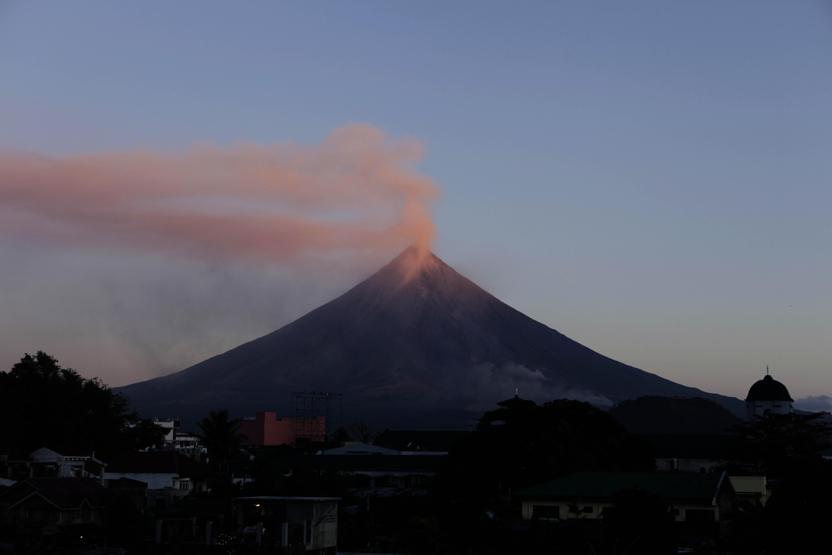 Mayon lav püskürtmeye başladı