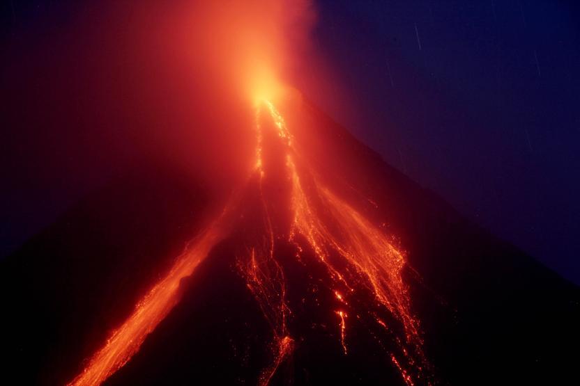 Mayon lav püskürtmeye başladı