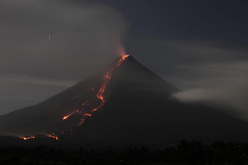 Mayon lav püskürtmeye başladı