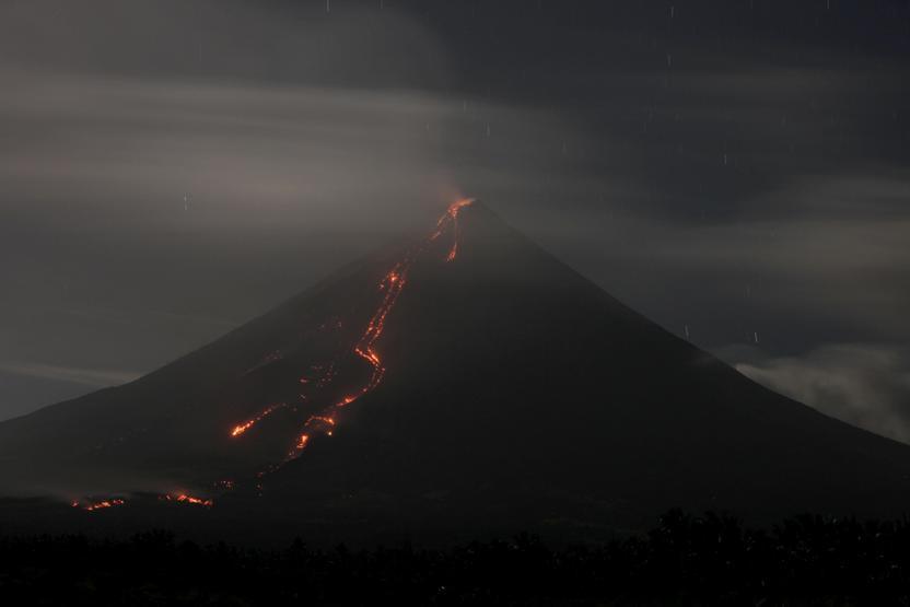Mayon lav püskürtmeye başladı