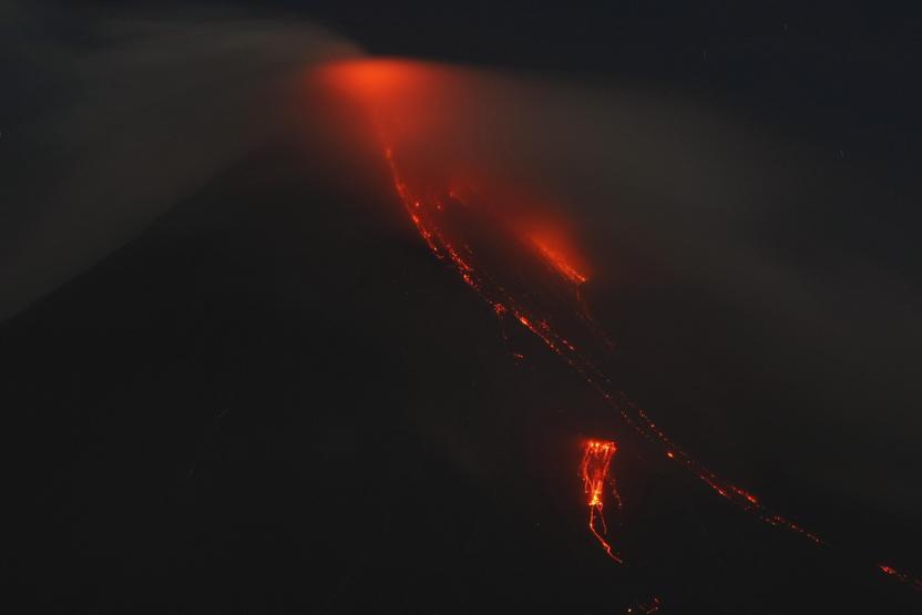 Mayon lav püskürtmeye başladı