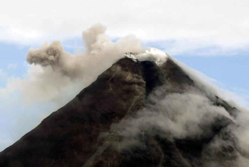 Mayon lav püskürtmeye başladı