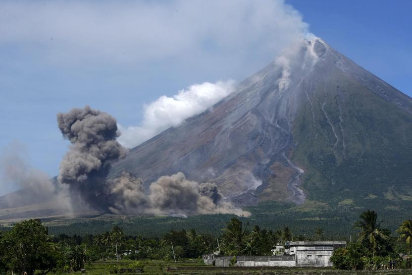 Mayon lav püskürtmeye başladı