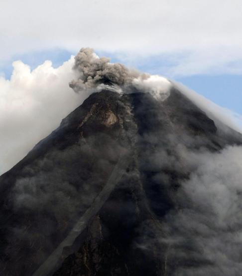 Mayon lav püskürtmeye başladı