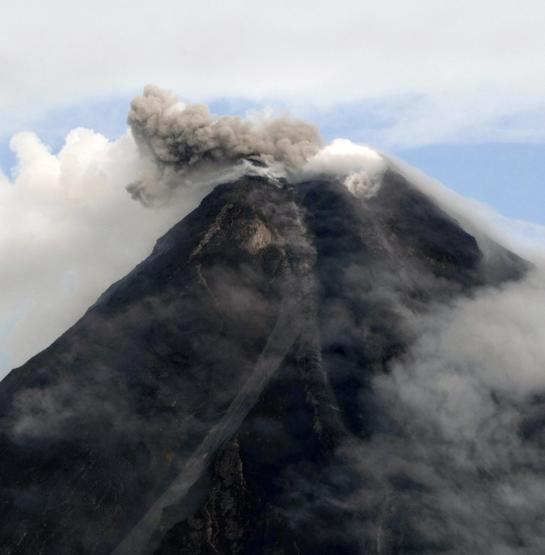 Mayon lav püskürtmeye başladı
