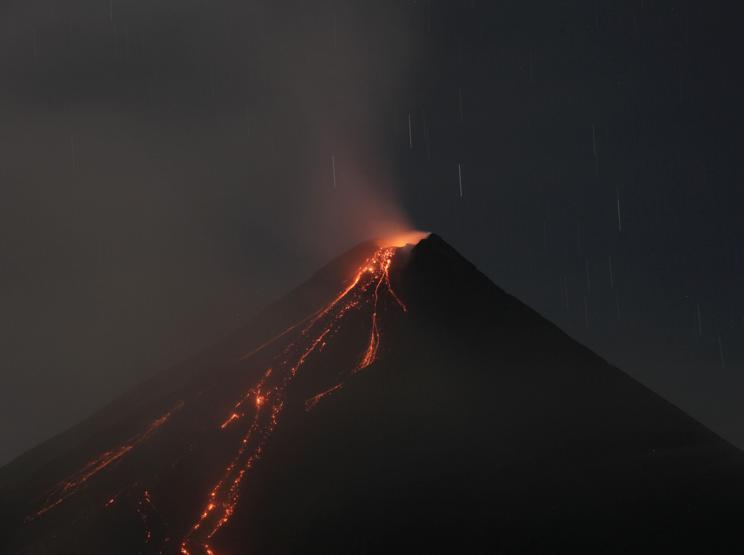 Mayon lav püskürtmeye başladı
