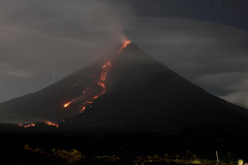Mayon lav püskürtmeye başladı