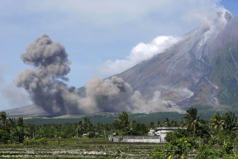 Mayon lav püskürtmeye başladı