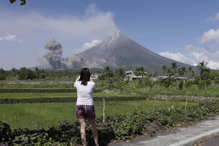 Mayon lav püskürtmeye başladı