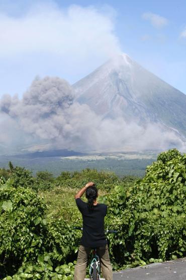Mayon lav püskürtmeye başladı