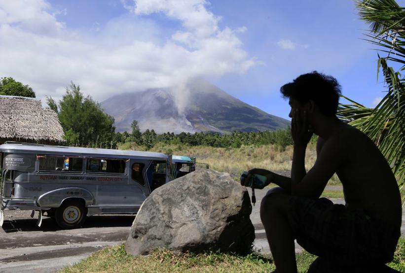 Mayon lav püskürtmeye başladı