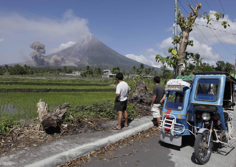 Mayon lav püskürtmeye başladı