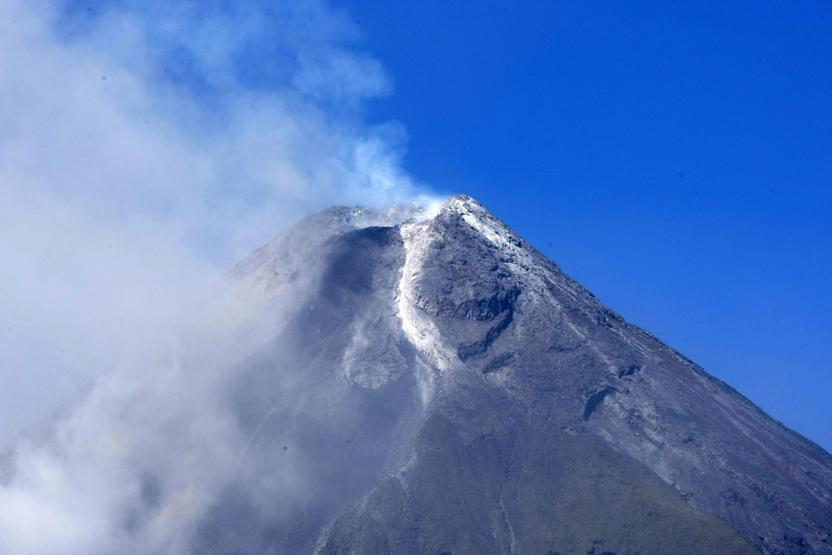 Mayon lav püskürtmeye başladı