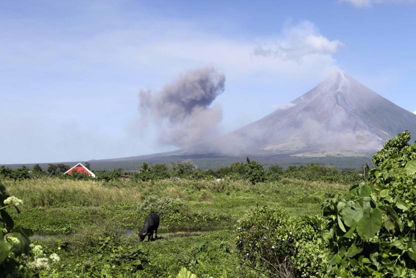 Mayon lav püskürtmeye başladı
