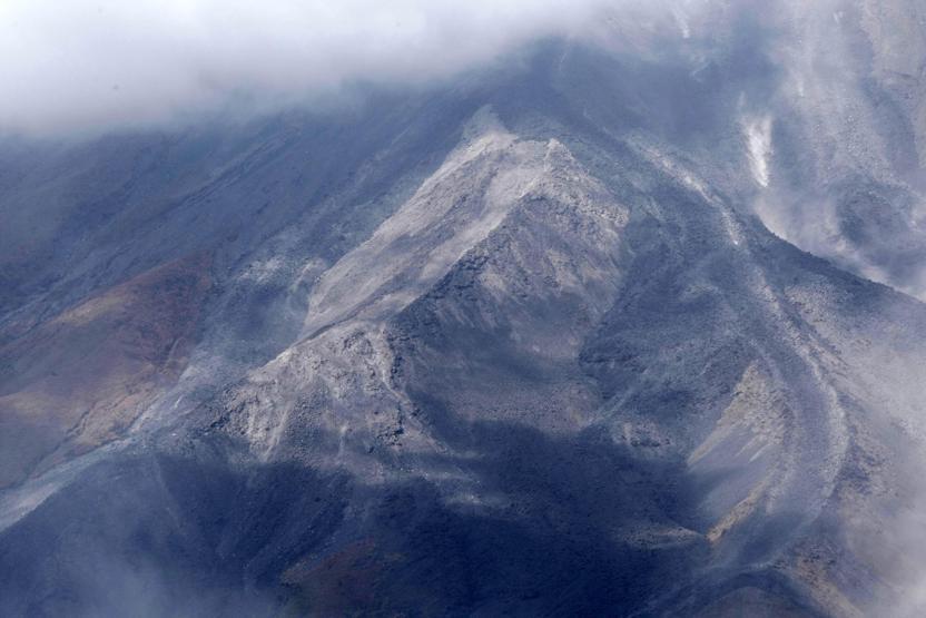Mayon lav püskürtmeye başladı