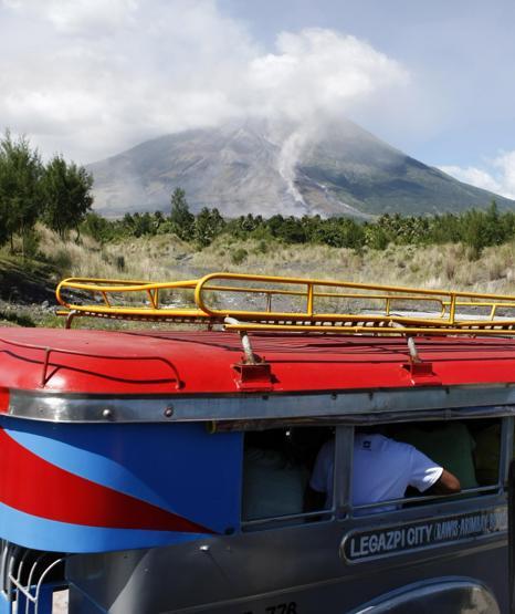 Mayon lav püskürtmeye başladı