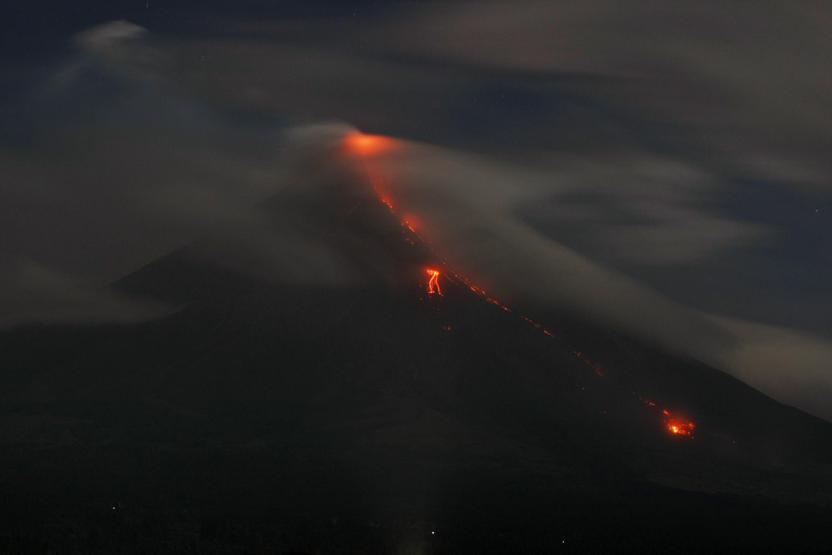 Mayon lav püskürtmeye başladı
