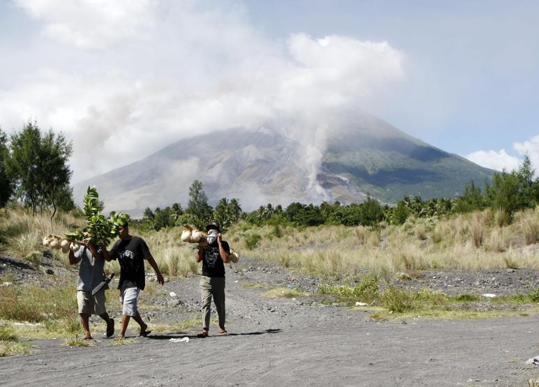 Mayon lav püskürtmeye başladı